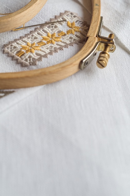 ręcznie haftowana tkanina na stole